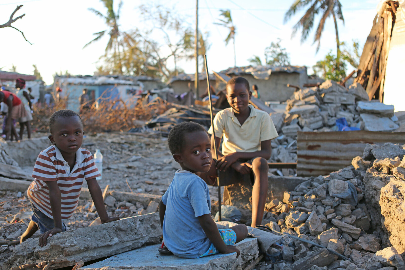 Kinder in Mosambik inmitten der Zerstörung, die Zyklon Idai 2019 hinterlassen hatte 