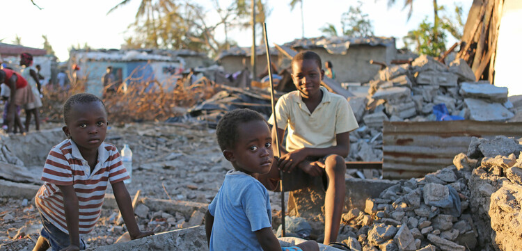 Kinder in Mosambik inmitten der Zerstörung, die Zyklon Idai 2019 hinterlassen hatte 