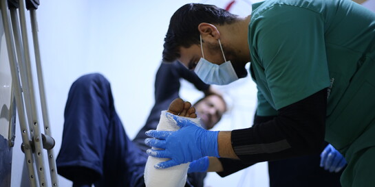 Ein Helfer leistet medizinische Nothilfe nach dem Erdbeben in Syrien