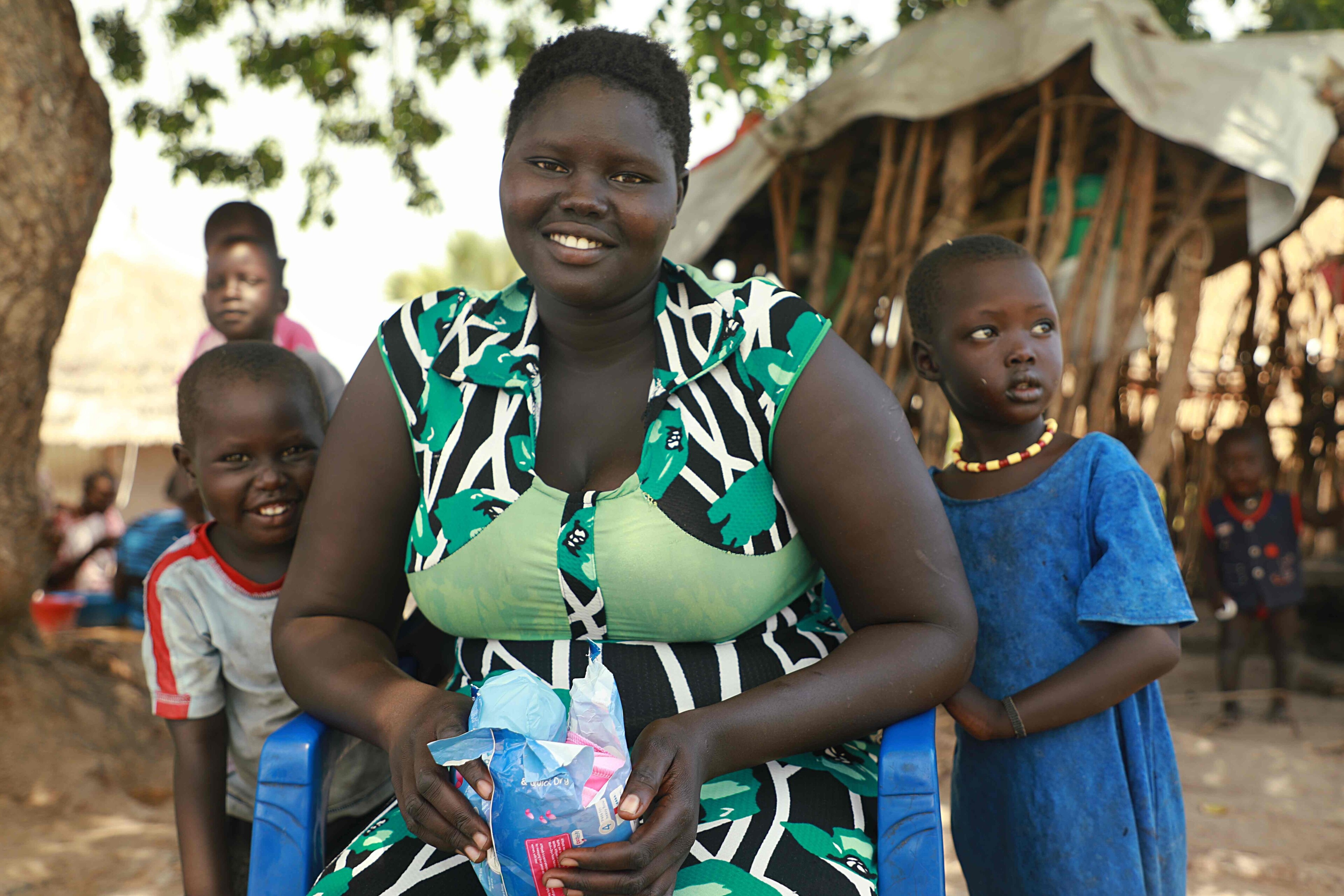 Eine junge Frau mit einer wiederverwertbaren Binde, die unsere Bündnisorganisation Malteser International verteilt hat. Etwa 80% der Flüchtlinge in Rhino sind Frauen und Kinder. Eine junge Frau mit einer wiederverwertbaren Binde, die unsere Bündnisorganisation Malteser International verteilt hat. Etwa 80% der Flüchtlinge in Rhino sind Frauen und Kinder.
