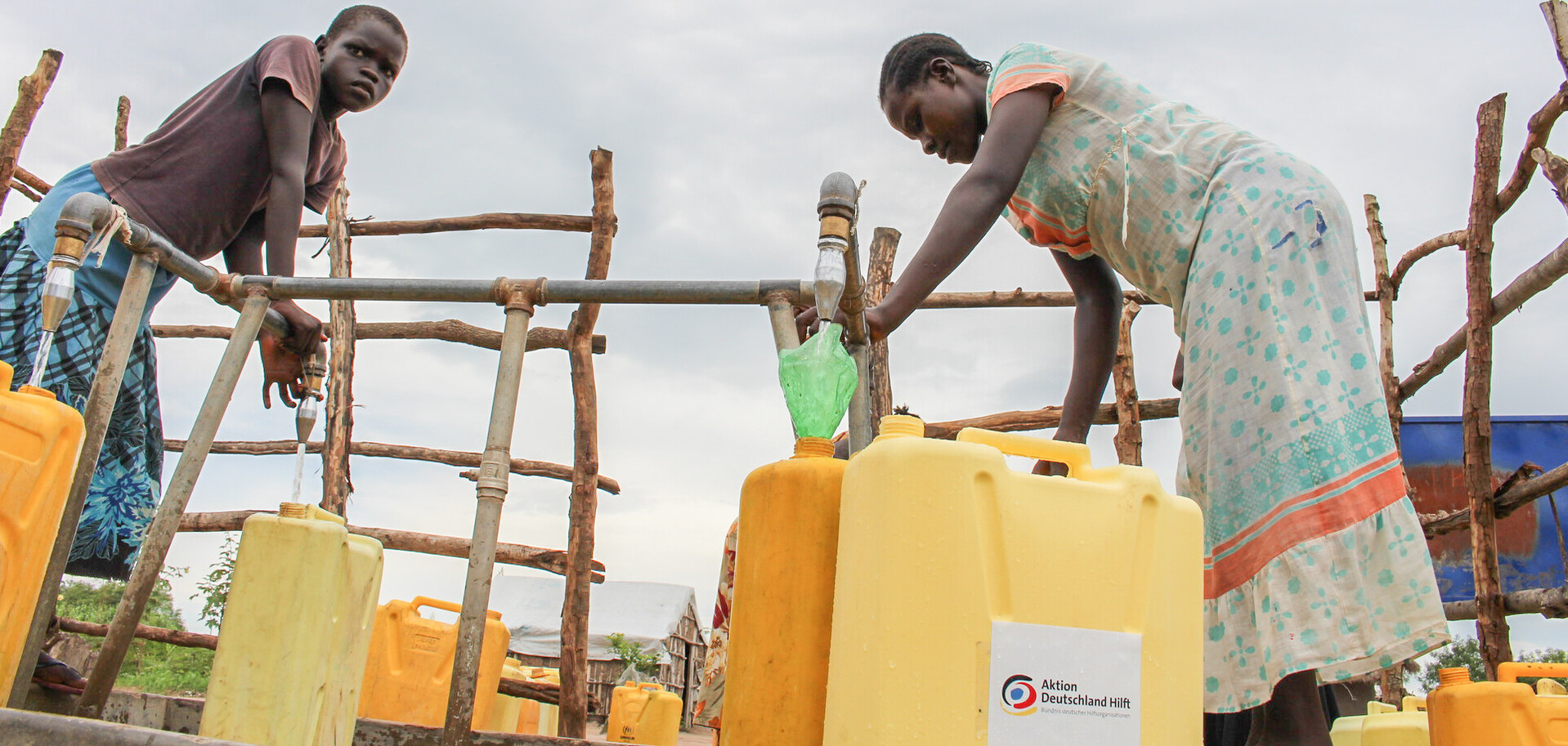 In Uganda helfen Bündnisorganisationen den Flüchtlingen mit Wasser und Nahrung In Uganda helfen Bündnisorganisationen den Flüchtlingen mit Wasser und Nahrung