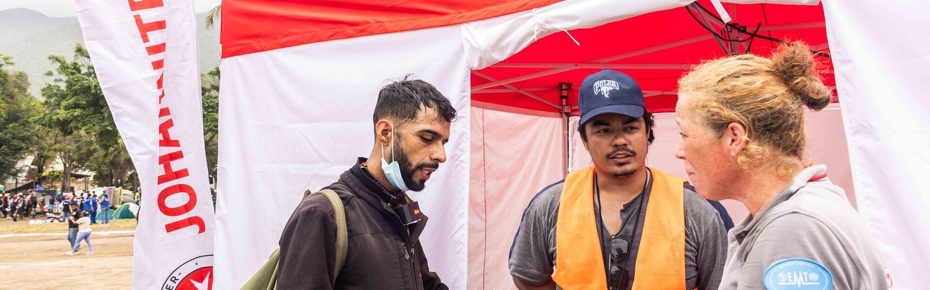 Zwei Helfer:innen nehmen die Daten einer Person auf, die von dem Erbeben in Venezuela betroffen ist Zwei Helfer:innen nehmen die Daten einer Person auf, die von dem Erbeben in Venezuela betroffen ist