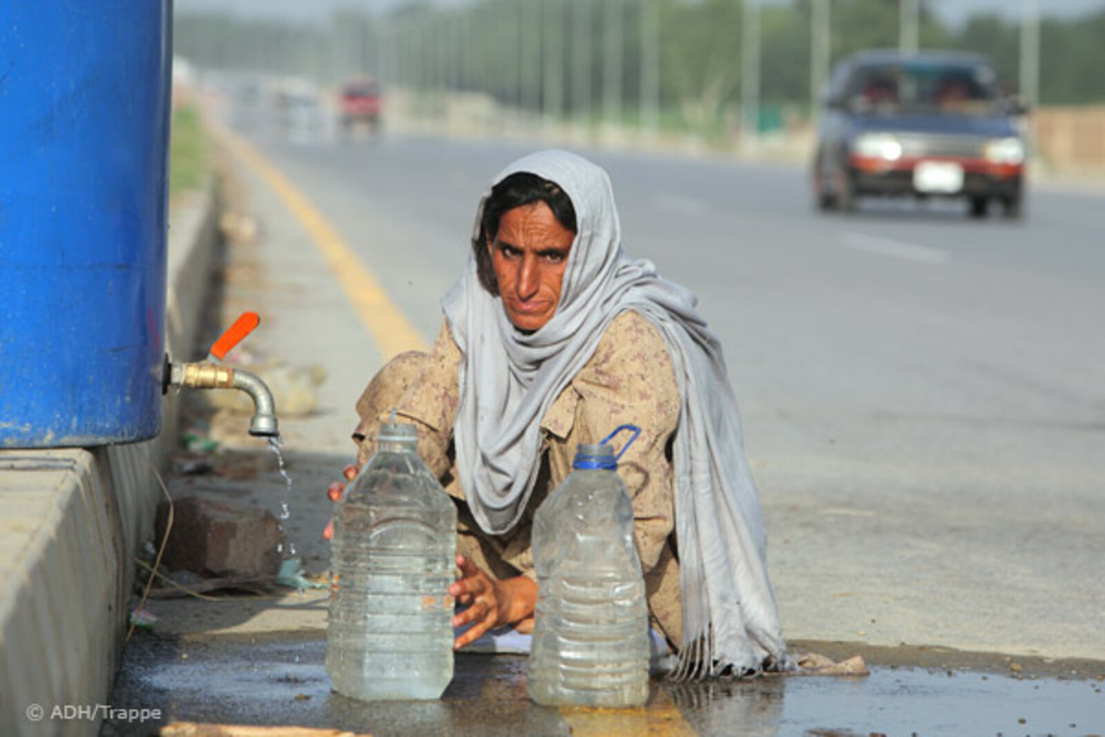 Flut Pakistan: Frau holt Wasser