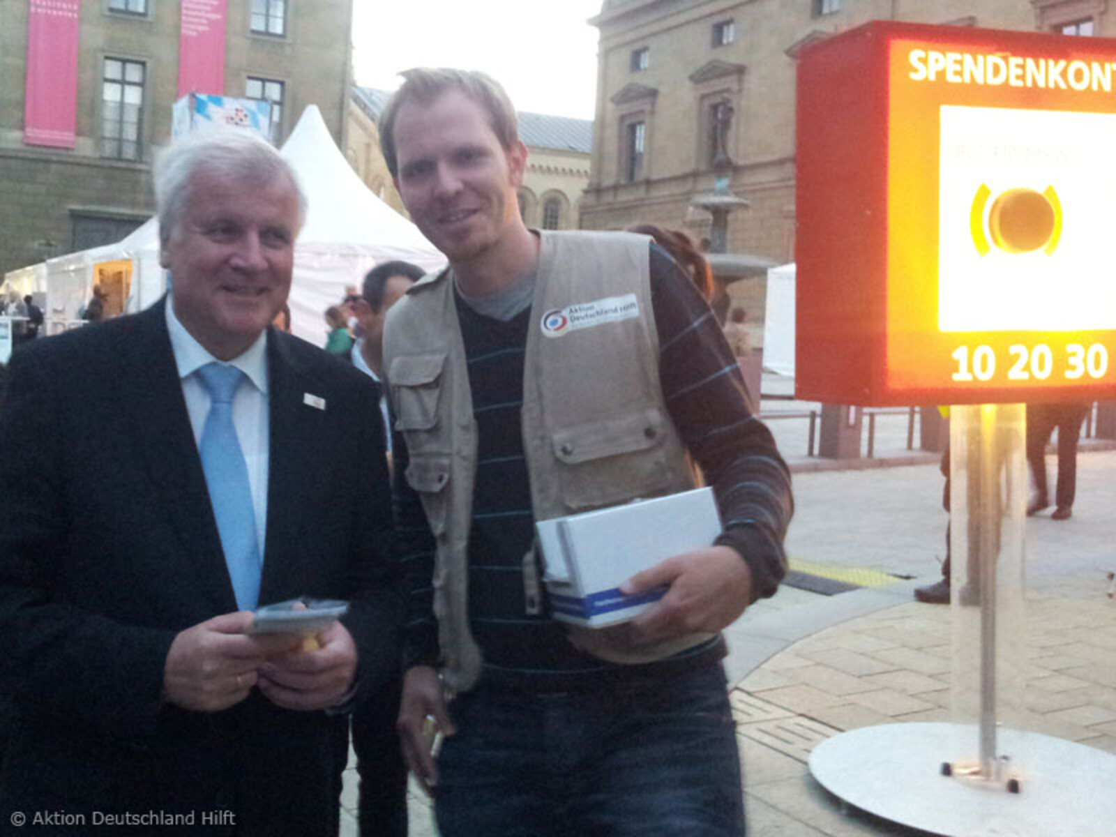 Der bayrische Ministerpräsident Horst Seehofer vor dem Stand von Aktion Deutschland Hilft