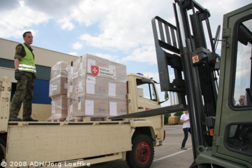 Zyklon in Birma: ADH Hilfsgüter werden zum Abtransport nach Birma verladen