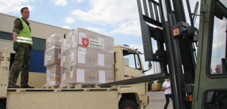 Zyklon in Birma: ADH Hilfsgüter werden zum Abtransport nach Birma verladen