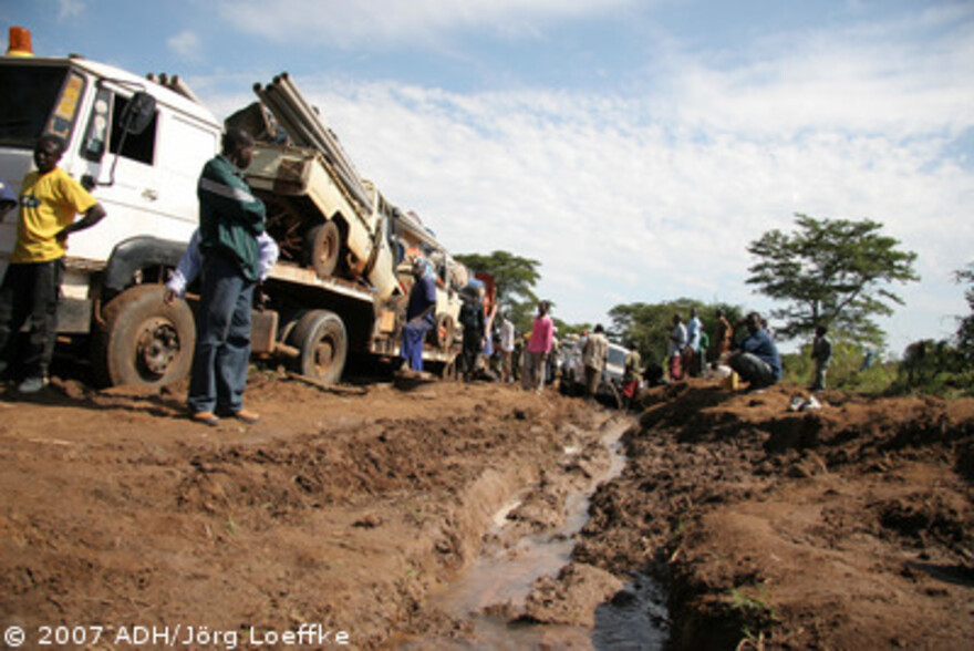 Flut Afrika: Autotransporter versperrt die Straße nach Amugo
