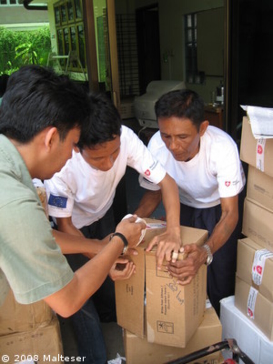 Zyklon Myanmar: Hilfsüter werden verpackt