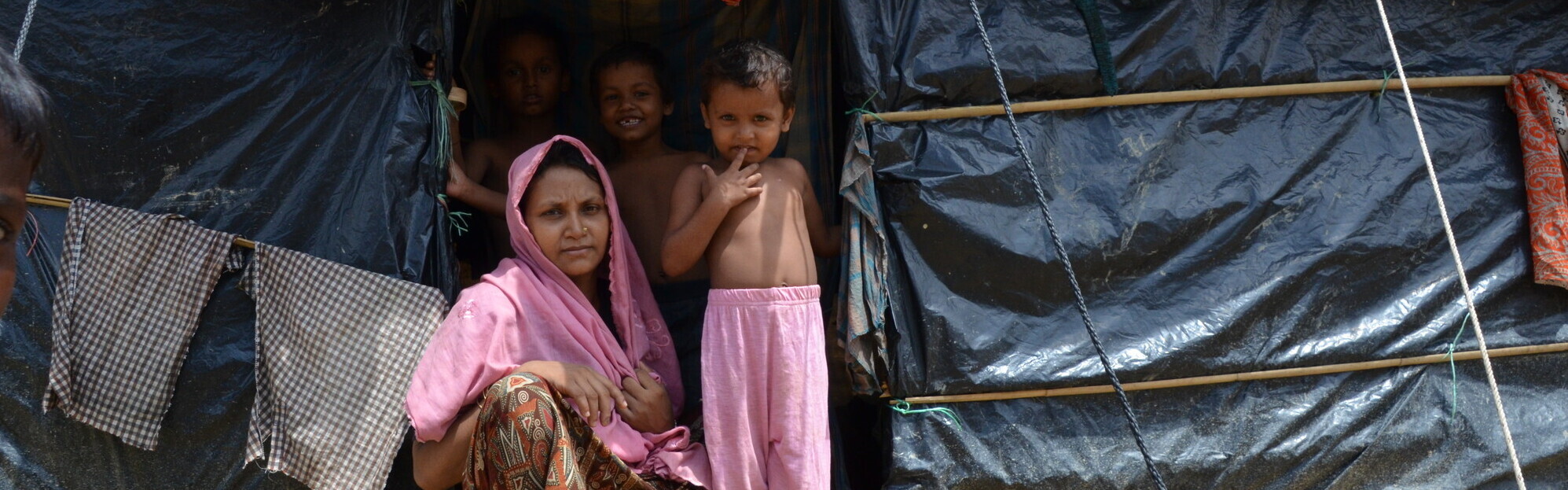 Eine Frau mit ihren Kindern vor einer Notunterkunft für Rohingya-Flüchtlinge in Bangladesch