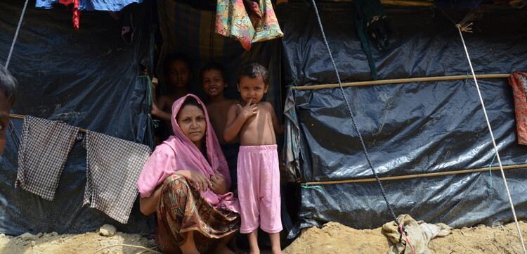 Eine Frau mit ihren Kindern vor einer Notunterkunft für Rohingya-Flüchtlinge in Bangladesch Eine Frau mit ihren Kindern vor einer Notunterkunft für Rohingya-Flüchtlinge in Bangladesch