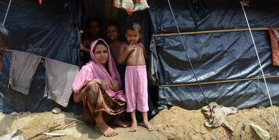 Eine Frau mit ihren Kindern vor einer Notunterkunft für Rohingya-Flüchtlinge in Bangladesch