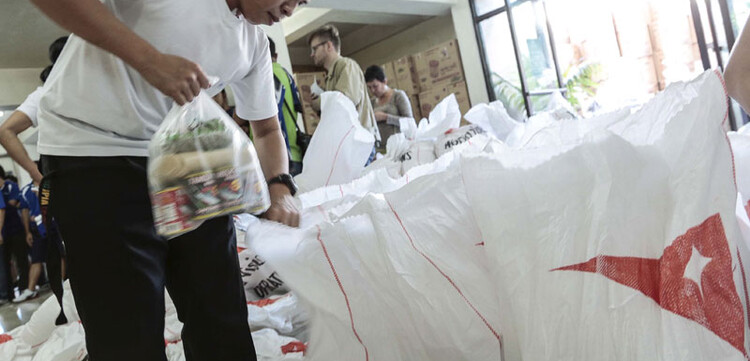 Die Organisation World Vision bereitet in einem Lagerhaus Hilfspakete für den Transport ins nördliche Cebu vor