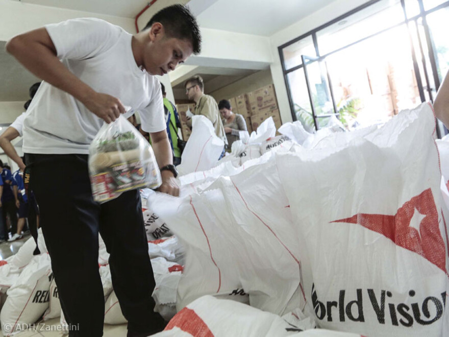 Die Organisation World Vision bereitet in einem Lagerhaus Hilfspakete für den Transport ins nördliche Cebu vor