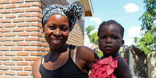 Eine Frau im afrikanischen Chikwawa trägt ihre Tochter auf dem Arm