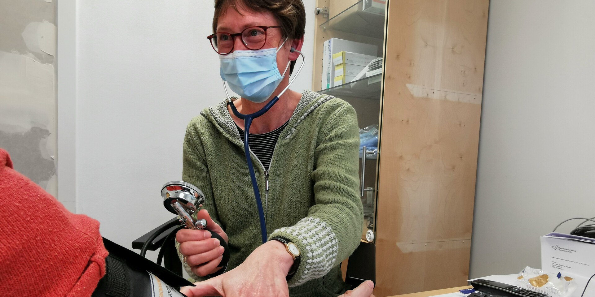 Dr. Stefanie Nacke in den neuen Behandlungsräumen in Kalenborn Dr. Stefanie Nacke in den neuen Behandlungsräumen in Kalenborn