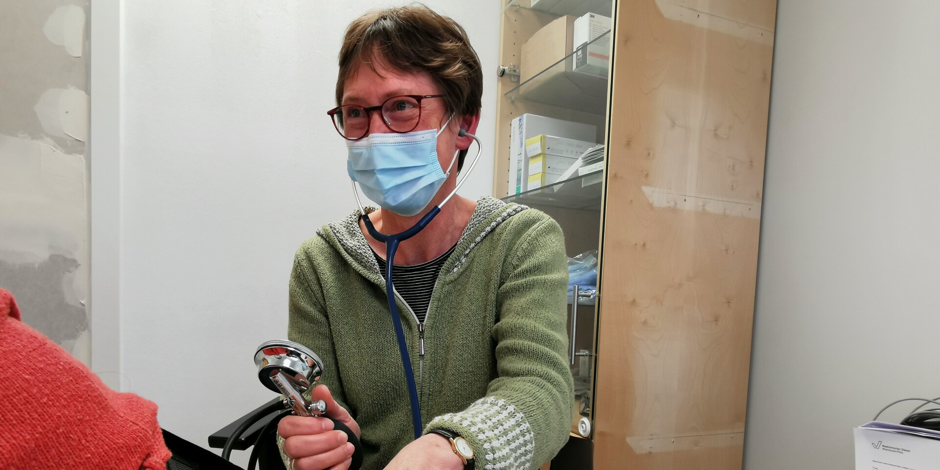 Dr. Stefanie Nacke in den neuen Behandlungsräumen in Kalenborn