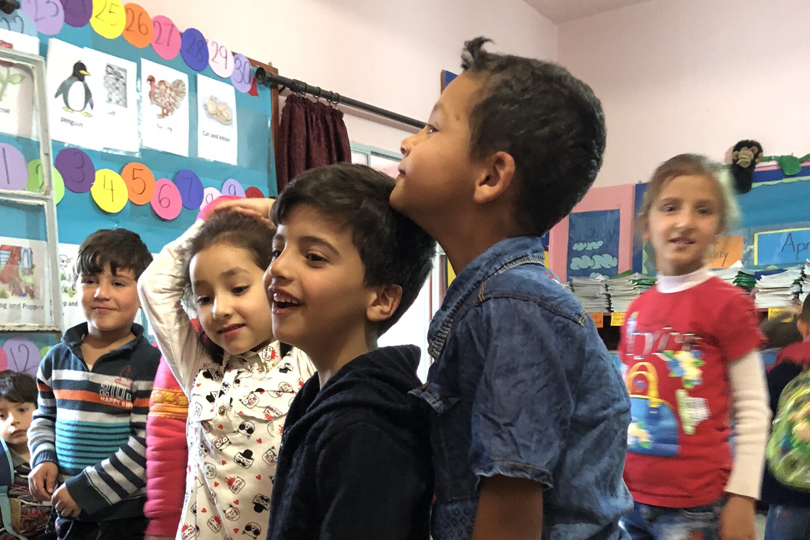 Syrische Kinder lernen in der Schule über ihre Gefühle zu sprechen, um Traumata besser zu verarbeiten. Zu Besuch bei einer Tanzstunde. Viele Kinder haben hier das Lachen wieder gelernt. Syrische Kinder lernen in der Schule über ihre Gefühle zu sprechen, um Traumata besser zu verarbeiten. Zu Besuch bei einer Tanzstunde. Viele Kinder haben hier das Lachen wieder gelernt.