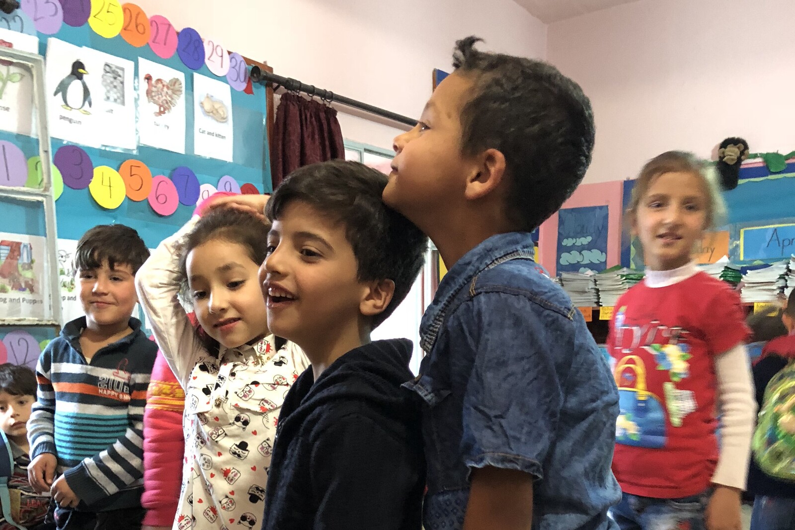 Syrische Kinder lernen in der Schule über ihre Gefühle zu sprechen, um Traumata besser zu verarbeiten. Zu Besuch bei einer Tanzstunde. Viele Kinder haben hier das Lachen wieder gelernt.