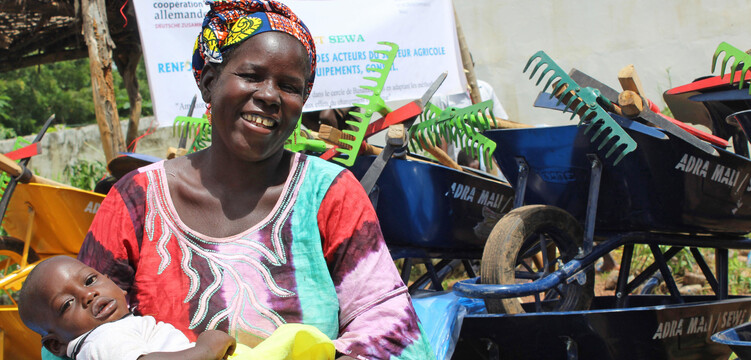 Frau und Kind bei einem Hilfsprojekt von ADRA in Mali Frau und Kind bei einem Hilfsprojekt von ADRA in Mali