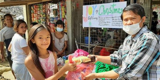 Nach dem Taifun Rai auf den Philippinen geben Helfende Lebensmittelpakete an die Betroffenen aus
