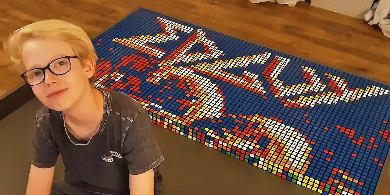 Julian bereitet sich auf die Erstellung des Mosaiks vor