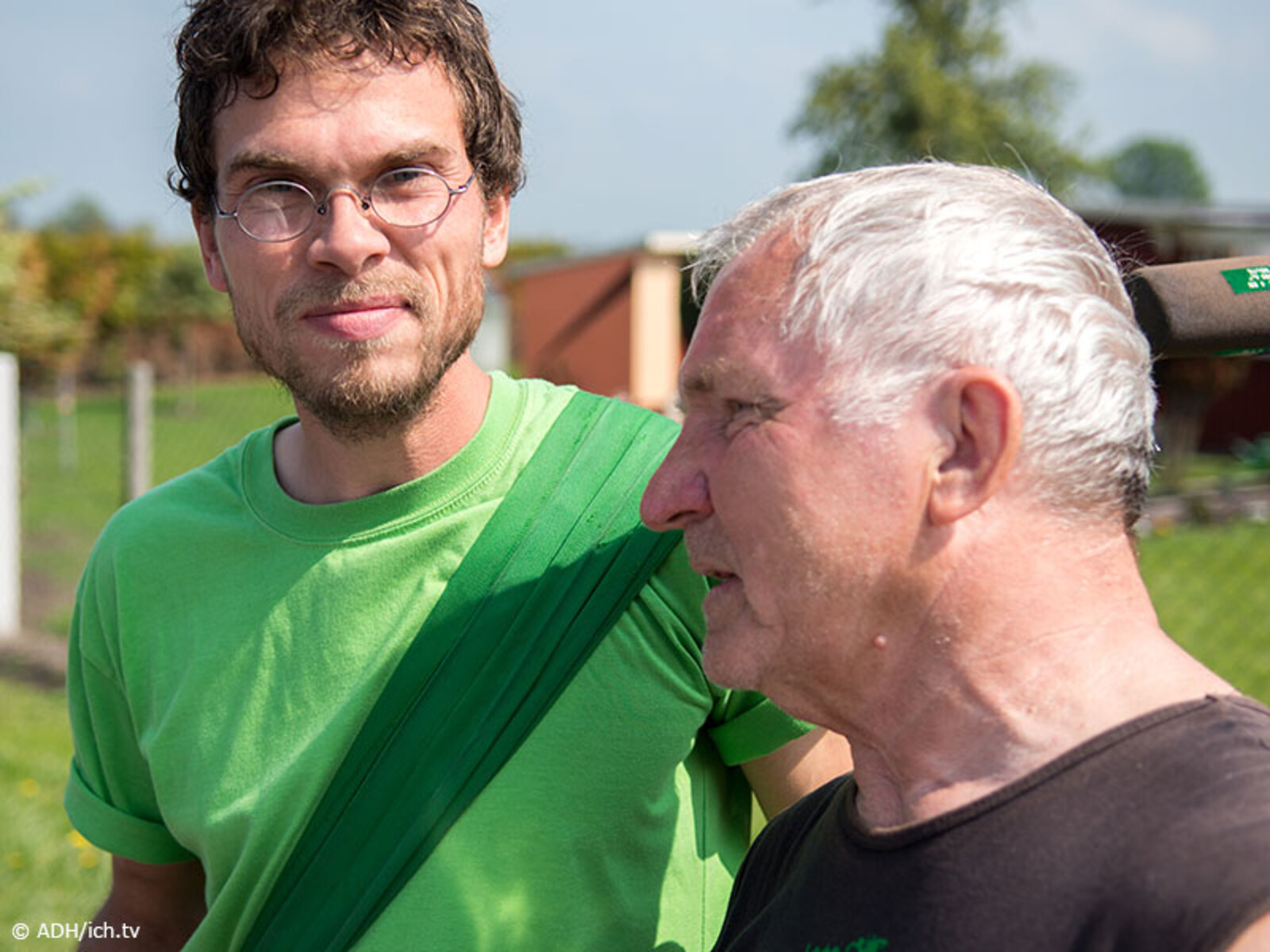 Durch die Hilfsorganisation ADRA erfuhr Hans Mika (rechts im Bild) von mikroskopisch kleinen Fluthelfern – den sogenannten effektiven Mikroorganismen