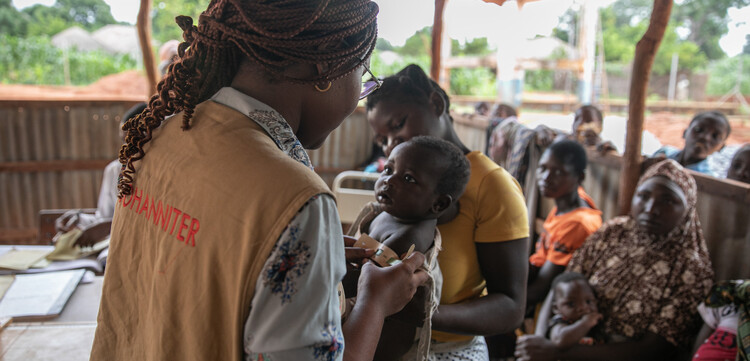 Eine Helferin der Johanniter versorgt ein Kind in Mosambik