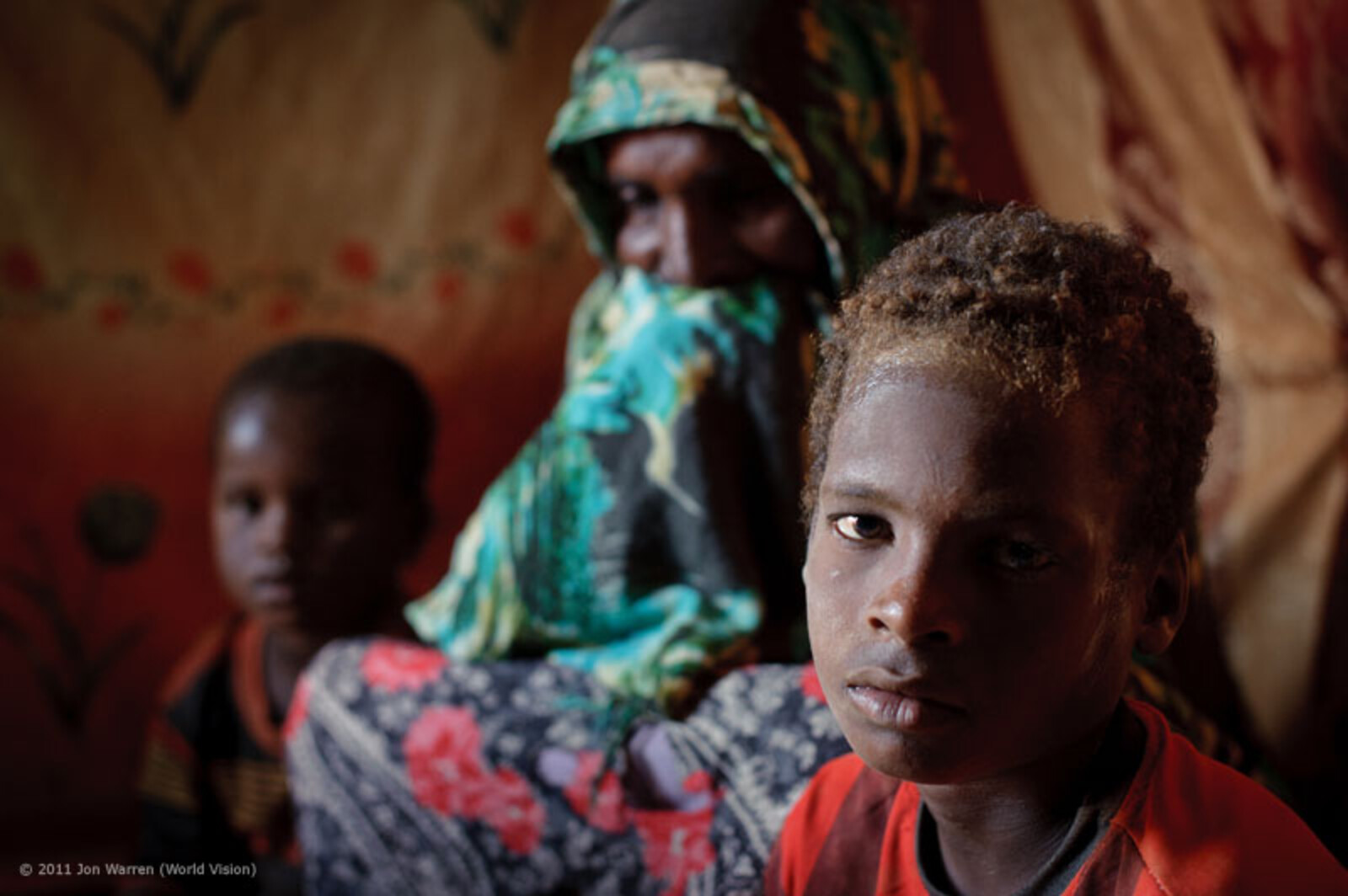 In Mogadischu konnte der siebenjährige Jimale Salat in die Schule gehen. Hier im Camp ist das nicht mehr möglich. Er kümmert sich tagtäglich darum, dass seine Familie Trinkwasser aus dem Brunnen erhält und versorgt sein fast blinde und taube Großmutter Mw