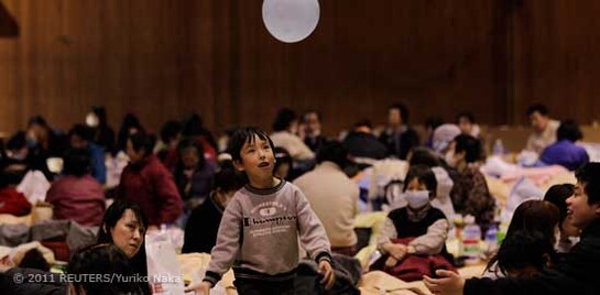 Erdbeben Japan- Junge in einem Lager