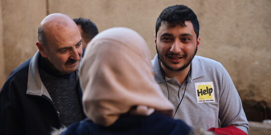 Ein Mitarbeiter von Help - Hilfe zur Selbsthilfe berät Familien im Erdbebengebiet