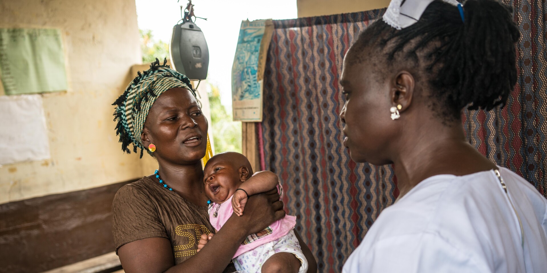 Eine Frau und ihr Baby in einem Krankenhaus in Sierra Leone Eine Frau und ihr Baby in einem Krankenhaus in Sierra Leone