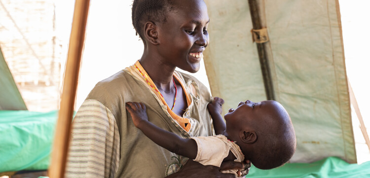 Eine Frau mit einem Baby im Südsudan