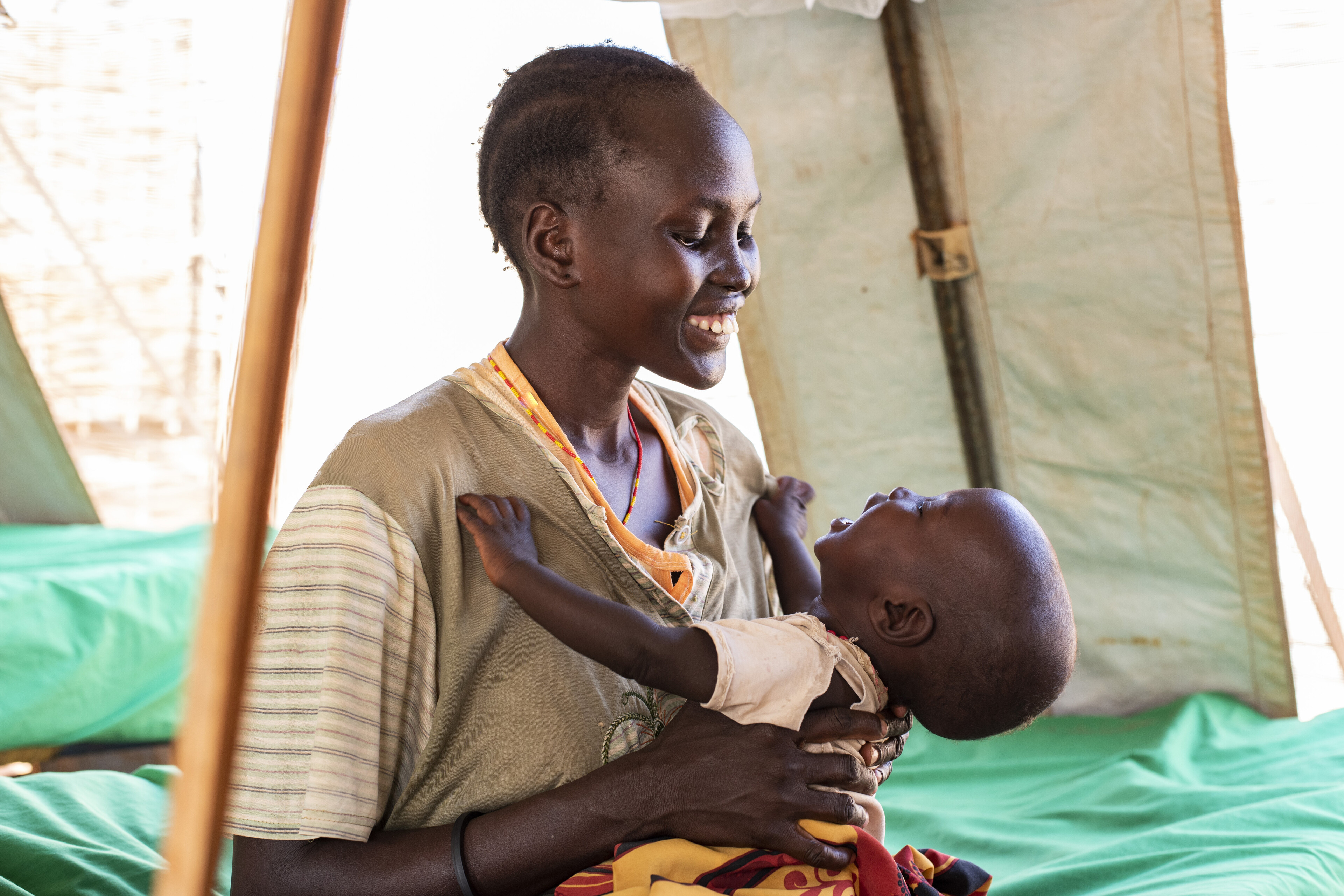 Eine Frau mit einem Baby im Südsudan
