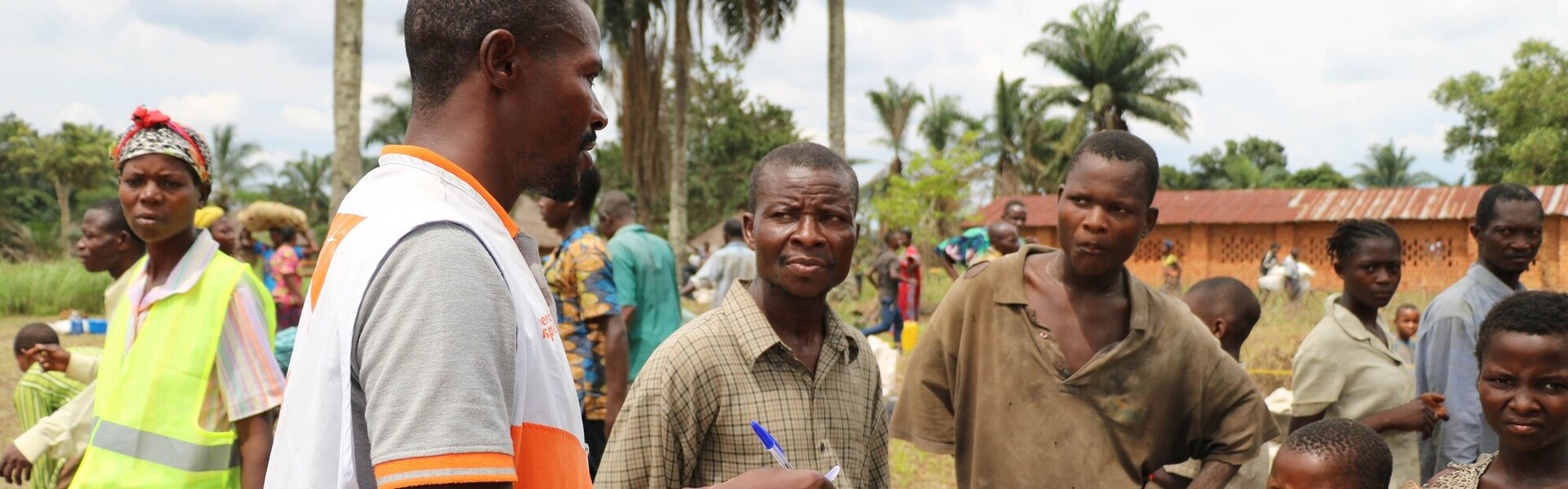 Ein Helfer von World Vision unterhält sich mit geflüchteten Menschen in der Demokratischen Republik Kongo