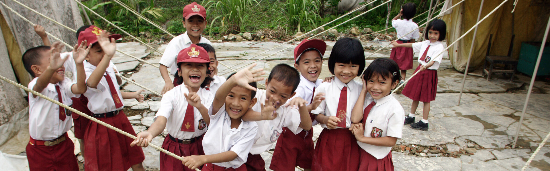 Schulkinder auf Madura, Indonesien, werden nach einem Tsunami in Zelten unterrichtet