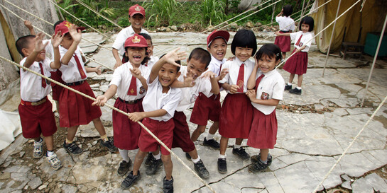 Schulkinder auf Madura, Indonesien, werden nach einem Tsunami in Zelten unterrichtet