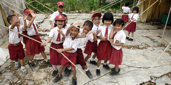 Schulkinder auf Madura, Indonesien, werden nach einem Tsunami in Zelten unterrichtet