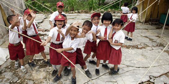 Schulkinder auf Madura, Indonesien, werden nach einem Tsunami in Zelten unterrichtet