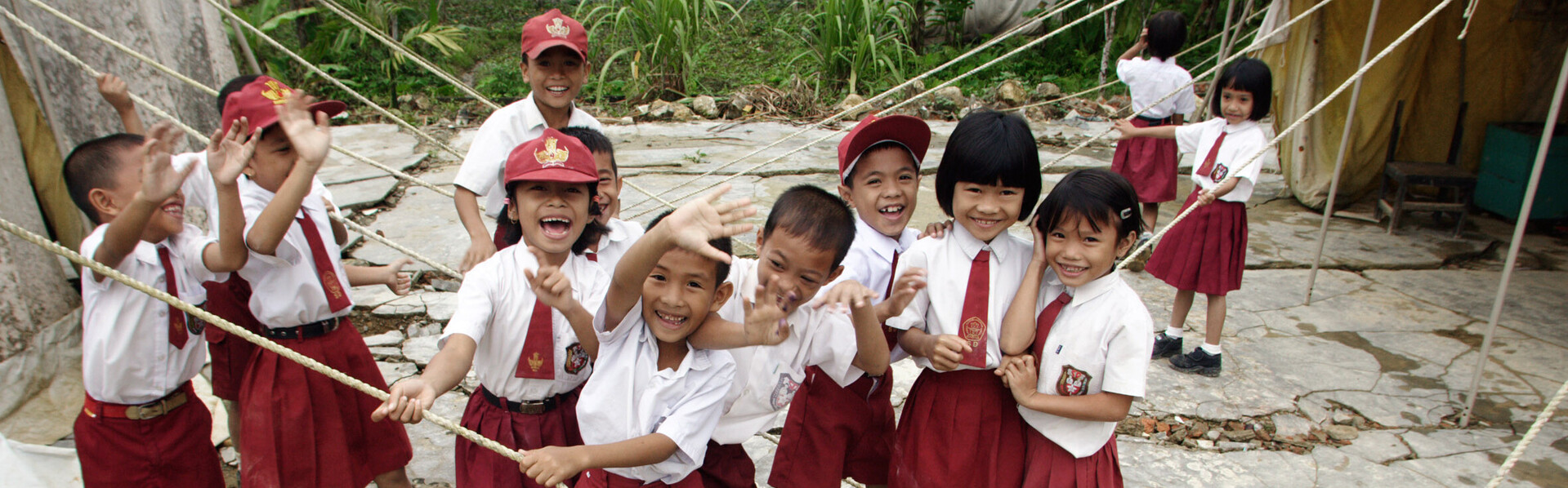 Schulkinder auf Madura, Indonesien, werden nach einem Tsunami in Zelten unterrichtet