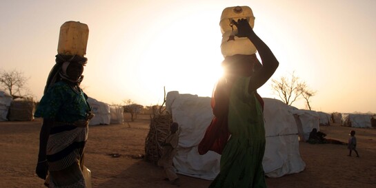 Zwei Menschen tragen im Sudan Wasserkanister (Archivfoto)