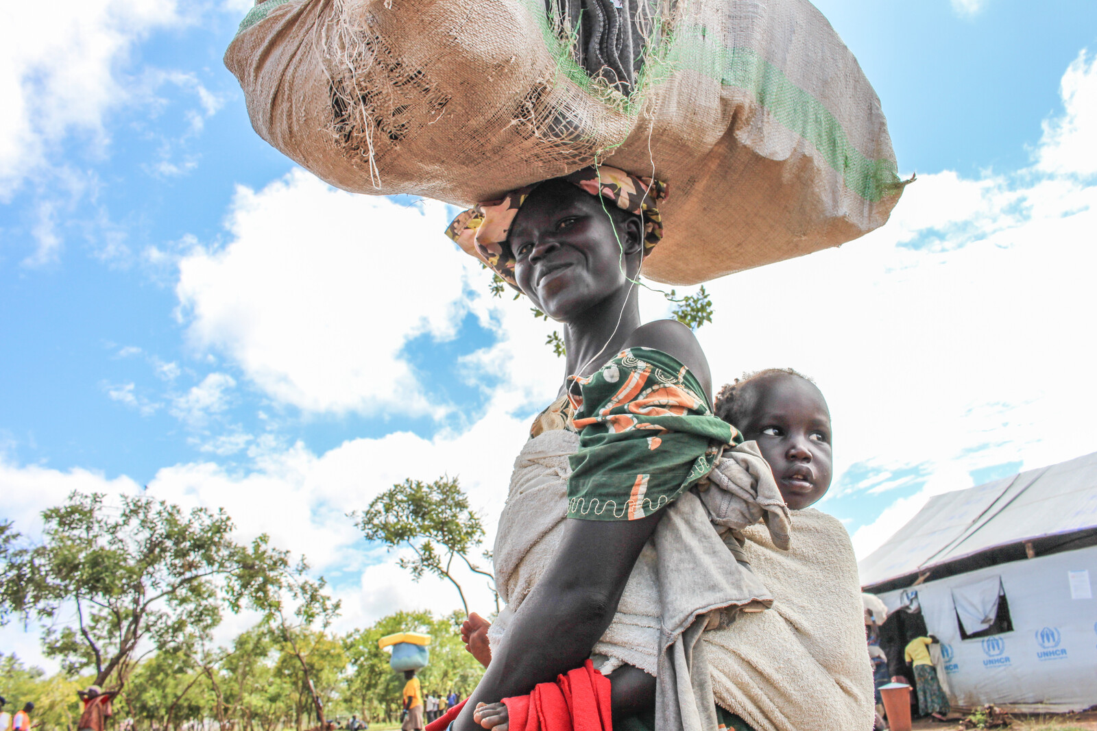 Eine Frau und ihr kleines Kind haben es geschafft - sie sind vor Hunger und Gewalt im Südsudan geflohen und sicher in Uganda angekommen