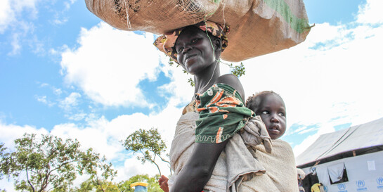 Eine Frau und ihr kleines Kidn haben es geschafft: Sie sind vor Gewalt und Hunger im Südsudan geflohen und endlich sicher im Nachbarland Uganda angekommen. 