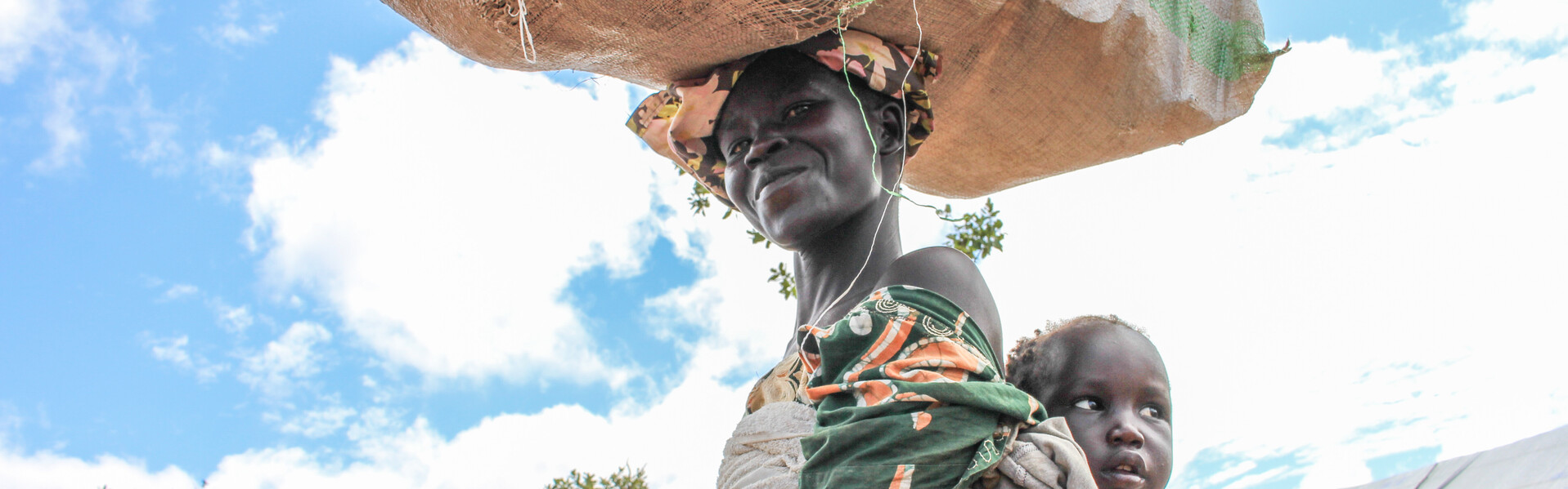 Eine Frau und ein Kind aus dem Südsudan 