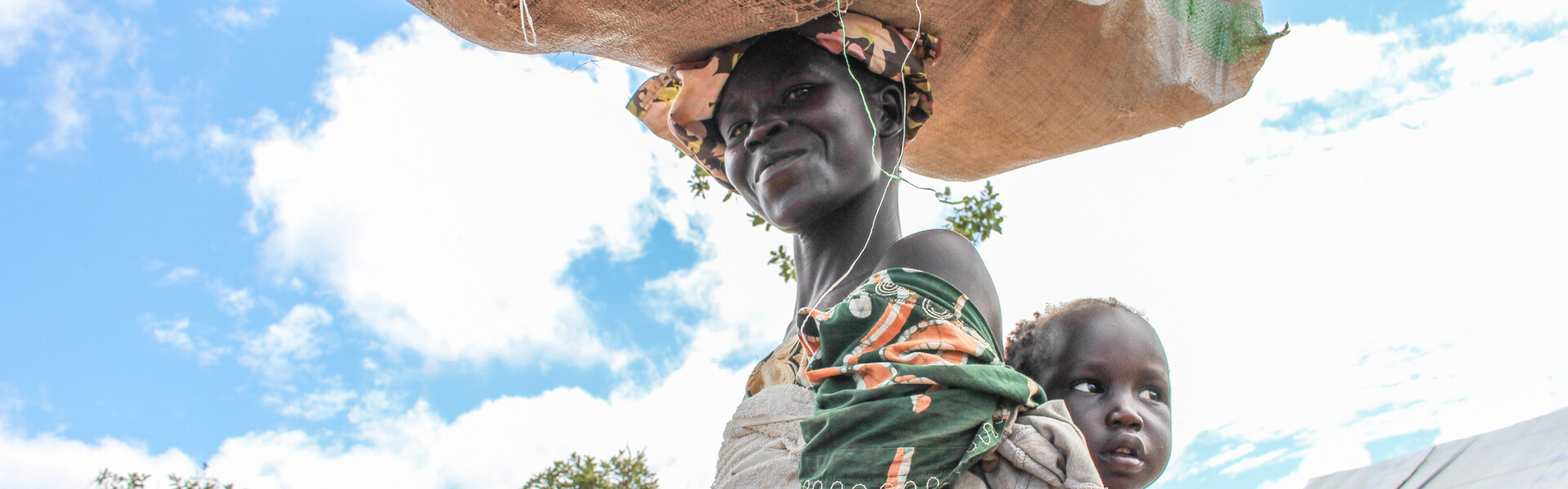 Eine Frau und ihr kleines Kidn haben es geschafft: Sie sind vor Gewalt und Hunger im Südsudan geflohen und endlich sicher im Nachbarland Uganda angekommen. 