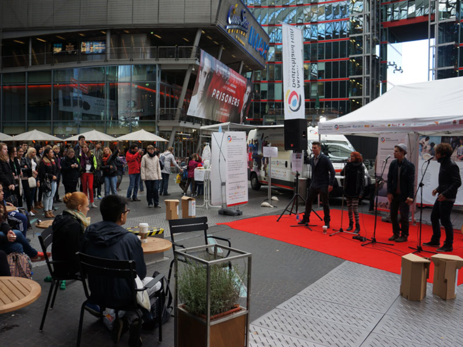 Die jungen Musiker mit Wurzeln in der Berliner Jugendfreizeiteinrichtung „NTC“ wussten es,  das Publikum im Sony Center zu begeistern