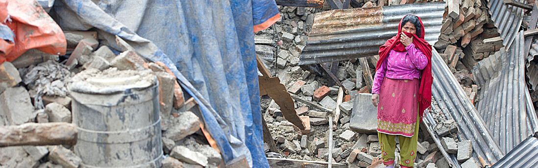 Eine Frau inmitten der Zerstörung, die ein Erdbeben 2015 in Nepal hinterließ. Eine Frau inmitten der Zerstörung, die ein Erdbeben 2015 in Nepal hinterließ.