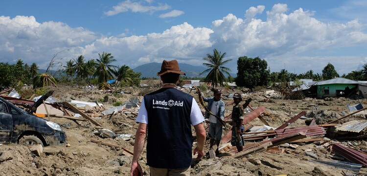 Ein Helfer in Indonesien, Asien, wo ein Erdbeben Zerstörung hinterlassen hat Ein Helfer in Indonesien, Asien, wo ein Erdbeben Zerstörung hinterlassen hat