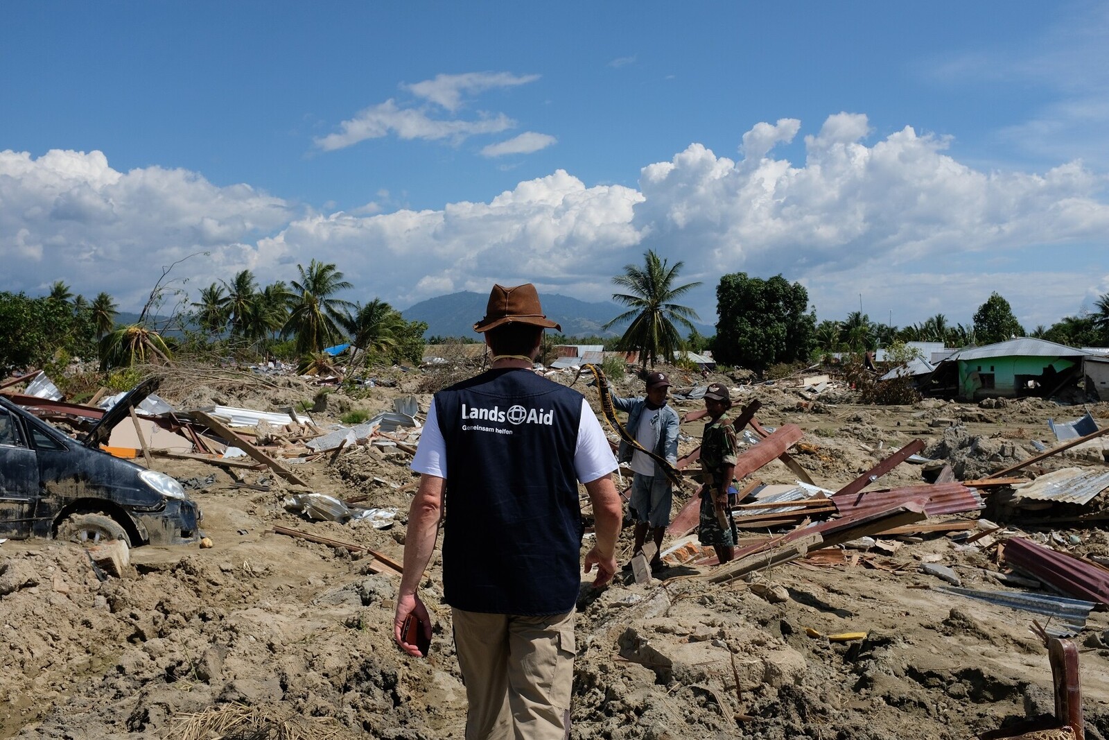 Ein Helfer in Indonesien, Asien, wo ein Erdbeben Zerstörung hinterlassen hat