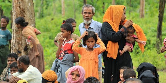 Kinder, Frauen und Männer in einem Flüchtlingscamp für vertriebene Rohingya aus Myanmar