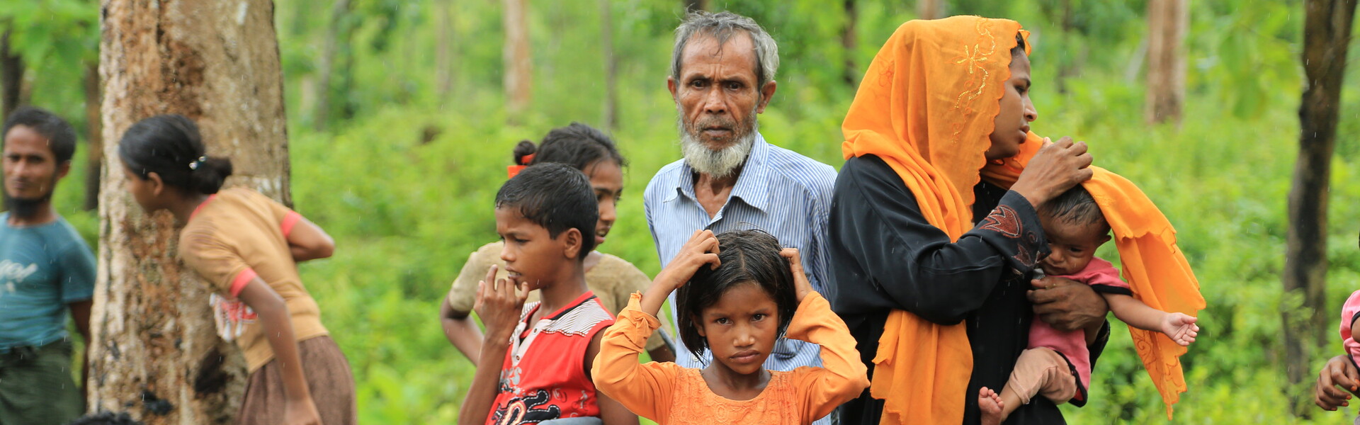 Kinder, Frauen und Männer in einem Flüchtlingscamp für vertriebene Rohingya aus Myanmar
